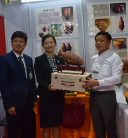 中國駐泰國大使館參贊煅煉女士親臨展會(huì )現場(chǎng)，并收藏了劉新安制作的彩陶代表作《小口尖底瓶》